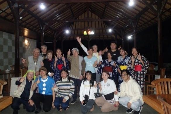 前夜祭でインドネシアの大学生と交流するツアー参加者